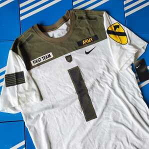 アメリカ直輸入 ナイキ 定価40ドル 綿Tシャツ Nike USA カモ柄 迷彩 Army 国旗 Tシャツ Tee NCAA 第1騎兵師団 XLの画像4