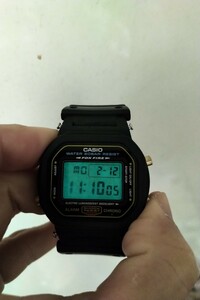 カシオ CASIO DW-5600E 電池交換済み ベゼル無し ジャンク カスタムベース等に G-SHOCK FOX FIRE ゴールド液晶 金ボタン