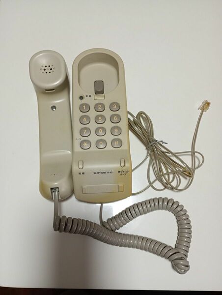 レトロな電話機。　普通に通話できます。　芝居の小道具などにいかがでしょうか。生活感が出るようにわざと綺麗にしてありません。（笑）