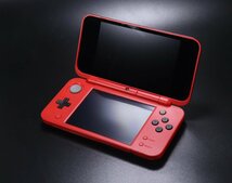 【行董】AC560ABO37 NEW Nintendo JAN-001 ニューニンテンドー 2DS LL ポケモン モンスターボールエディション とびだせどうぶつの森_画像2