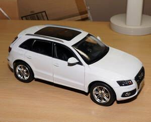 1/18 アウディ Audi Q5 ホワイト 白 送料無料