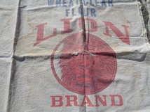 ■　粉袋　ライオン　LION サイズ98×85ｃｍ　２枚　検索　木綿　裏面印字　シミ補修あり　リメイク材料_画像3