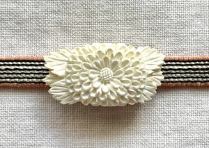 NO.1288 帯留め 花(菊) リメイク品(帯留 帯飾り 和装小物)ハンドメイド品