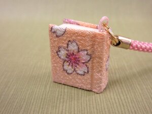 『桜柄 ピンク』 の「豆のーと・ストラップ・お守り」　1.8㎝×2,1㎝ 100ペ－ジ・布張り上製本◎京都手作りお散歩