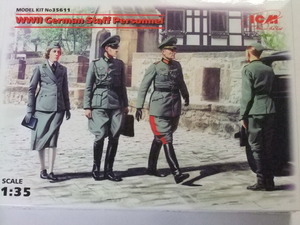 ICM 1/35 ドイツ将校 & 女性兵士 プラモデル 35611アイシーエム
