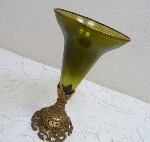 (☆BM)サンドブラスト(0209-LG⑪)Dominic ガラス グリーン 脚付 アンティーク調 花瓶 緑 高さ28㎝ 無地 素材 ハンドクラフト 材料 ベース