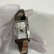 A2134/Burberry 時計 腕時計 レディース チェックストラップ BU1062 クォーツ レザー カーブドクリクタル スクエアフェイス _画像3