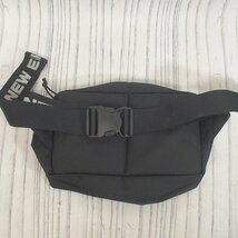 f002 BAG NEWERA ニューエラ ボディバッグ ウエストバッグ バック 鞄 黒 ブラック ロゴ ロゴベルト_画像2