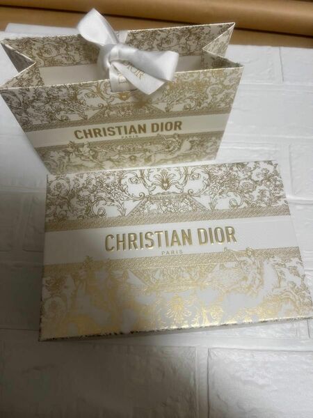 Dior2023ホリデー限定デザインBOX クリスマス ゴールド 紙箱