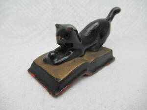 黒猫のペン置き・ペンレスト　陶器製　本の上でボール遊びしている黒猫　中古