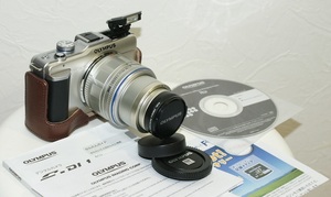 OLYMPUS ミラーレス一眼 PEN E-PL1レンズキット シャンパンゴールド E-PL1 LKIT GLD　超美品　格安　レアモノ