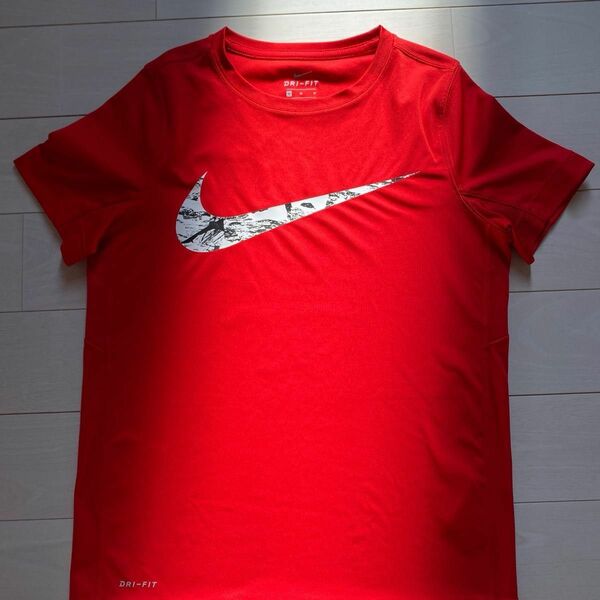 NIKE Tシャツ　赤