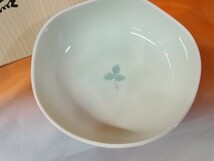 g_t S297 ☆宮内庁御用達 有田焼 深川製 菓子器 三つ葉芹 菓子鉢☆盛鉢☆和食器☆共箱あり【未使用保管品】_画像2