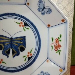 g_t S 479 蝶と花絵 八角大皿 口径約30cm 紙箱入 八角大皿は、全方向に広がる事から、縁起物です。【未使用長期保管品】の画像3
