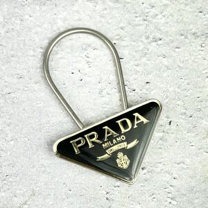 PRADA 三角ロゴプレート キーホルダー
