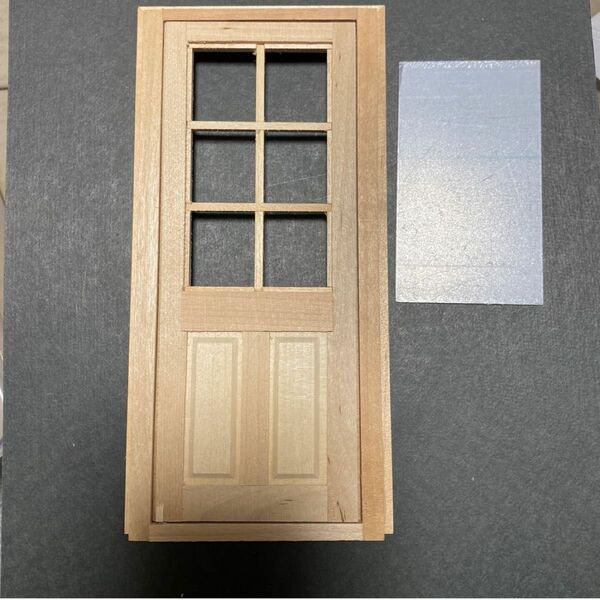 ② Ｂ品※やや難あり　窓付きドア　ドールハウス　素材　ミニチュア　パーツ　木製　人形　背景