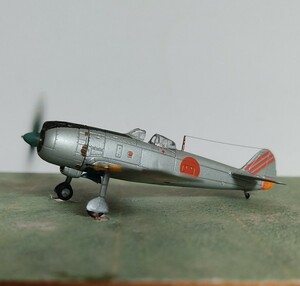 完成品　1/144　バンダイのWCC・L2から、4式戦闘機「疾風」モーターライズ。飛行第73戦隊、第2中隊機。所沢飛行場。整備兵フィギュア一体付