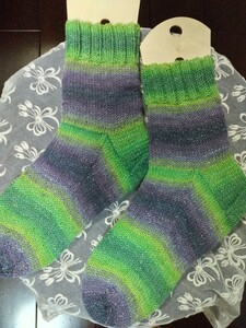  手編み靴下。オパール毛糸。銀ラメ。　エレガント？　　