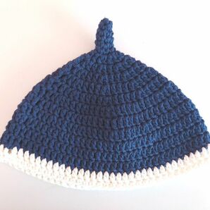 どんぐり帽子　とんがり帽子　 細編み　手編み　ハンドメイド　年中被れる　紺　白　ビーニー