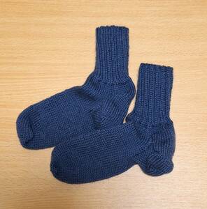 ■手編みの靴下　23センチ～23.5センチ　ウール100％　紺色
