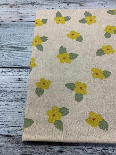 綿麻キャンバス生地　ハギレ　生地巾×50㎝　生成り　黄色い花柄　　