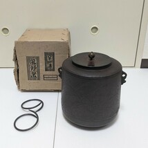 茶道具 風炉釜 夏目 焼抜風炉用釜 竹地紋 唐金 あじろ鉄 茶道 元箱あり 茶釜 幅17cm 高さ19cm_画像1