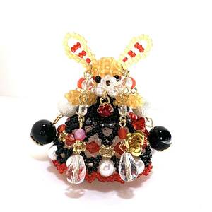 耳飾りうさぎちゃん　黒×赤　ビーズドール　ビーズ細工　Amigurumi handmade beads doll ハンドメイド　編みぐるみ　あみぐるみ　