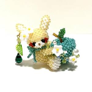 うさぎちゃんと青りんご　ビーズドール　ビーズ細工　Amigurumi handmade bead doll ハンドメイド あみぐるみ　Rabbit & green apple