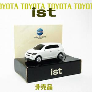 トヨタ イスト ●走行無料・非売品 オリジナル ライト付きキーホルダー プルバックカー ミニカー TOYOTA IST ノベルティ レア! 即決!