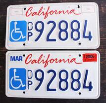 【送料無料】2枚セット! 車いす 車椅子 カリフォルニア ナンバープレート 2006年 ライセンスプレート カープレート CALIFORNIA「DP92884」_画像1