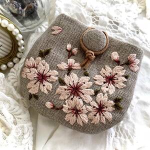 ♪はんど刺繍**やっぱり可愛いミニケース“(ポーチ)春桜アレンジメント刺繍…さくらちび可愛handmade