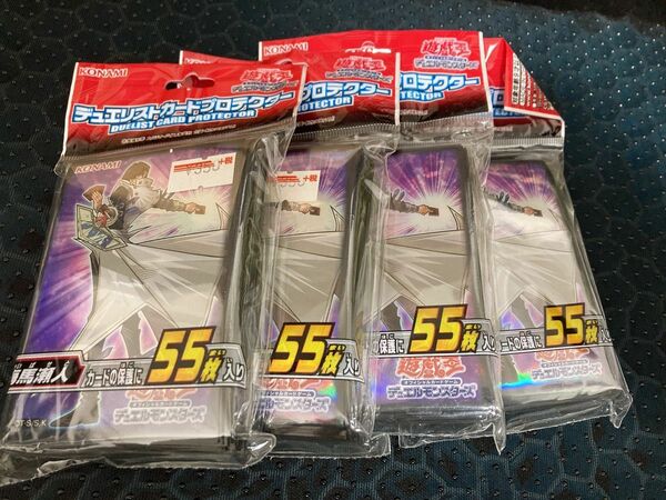 遊戯王 カード スリーブ 武藤遊戯 55入り カードプロテクター×4