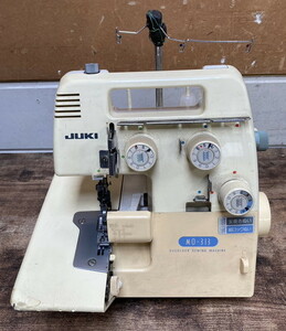 【に-2-20】JUKI ジューキ MO-313 手工芸ロックミシン OVERLOCK SEWING MACHINE ハンドクラフト 裁縫 手芸 電源コード欠品 ジャンク品