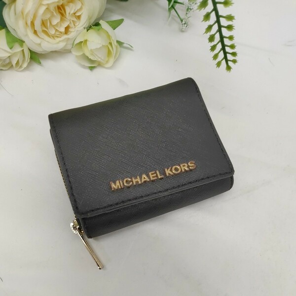 【413】マイケルコース　MICHAEL KORS　三つ折 PVC コンパクト　財布　ミニウォレット　ブラック　ゴールドロゴ