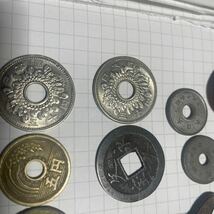 アンティークな穴あき50円2枚と昭和26年の5円玉1枚にその他にも古銭と古いカギ4個をまとめて_画像4