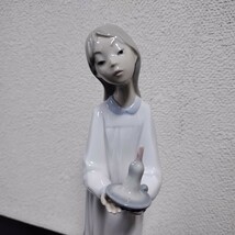 NR833 リヤドロ 置物 LLADRO フィギュリン 陶器 陶器人形 インテリア 西洋工芸 置き物 キャンドルを持つ少女 工芸品 B-12_画像9