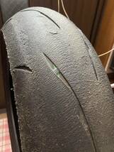 中古MCタイヤ 2021年製造 BRIDGESTONE BATTLAX RACING R11 MEDIUM 200/55R17 ブリヂストン バトラック レーシング 200 55 17 2721 K4588_画像3