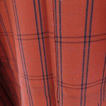 ウール着物 単衣 格子模様 織り文様 バチ衿 赤色 カジュアルきもの 仕立て上がり 身丈159cm 美品_画像7