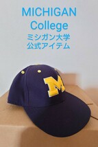 希少！現地アイテム ミシガン大学 公式 オフィシャルフレックスフィットタイプキャップ 帽子 キッズ用 52cm サイズ MICHIGAN College _画像1