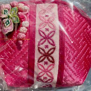ミニポーチ バニティ ピンク色 刺繍 マチあり ギフト プレゼント