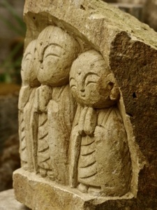 三地蔵様の石像h32cm お地蔵さん　祠地蔵　地蔵菩薩　石仏　仏像 0219
