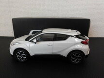 未使用　貴重　人気カラー　格安　1/30 トヨタ C-HR 前期 CHR 非売品 カラーサンプル ミニカー　 ホワイトパールクリスタルシャイン　_画像8