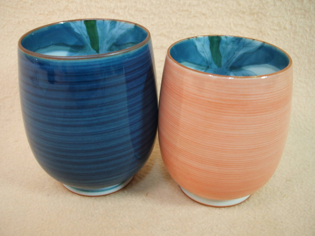 Arita ware / Hasami ware high-quality cups, large & small (turnip painting, blue & red) 1 set New Hand-painted couple teacups Pair Teacups Long teacups Tea bowls With inner painting Nagasaki Prefecture Long-selling, Tea utensils, teacup, Set of 2, Couple drinking tea