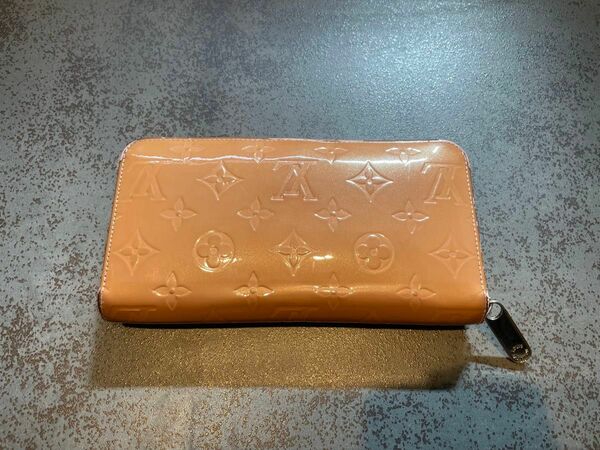 【LOUIS VUITTON(ルイヴィトン)】ヴェルニ 長財布　ジッピーウォレット エナメル ピンクベージュ MI1153