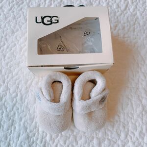 UGG ビックスビー　キッズ ベビー シューズ ファーストシューズ　もこもこ