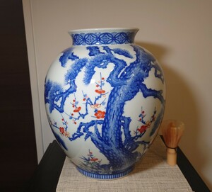 市川光春 作　鍋島御庭焼　色鍋島　松竹梅絵　花瓶　飾壷　壺　高さ約34.5cm