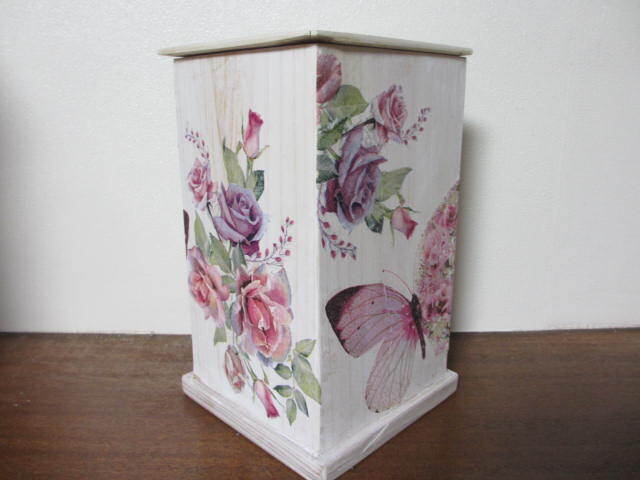 ハンドメイド:デコパージュ**木製小さなゴミ箱(優しい花と蝶), ハンドメイド作品, インテリア, 雑貨, その他