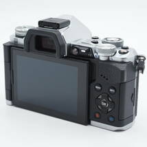 ★ショット数わずか741回・新品級★ OLYMPUS オリンパス ミラーレス OM-D E-M5 MarkII ボディー シルバー #1968_画像6