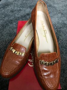 サルヴァトーレフェラガモSalvatoreFerragamoGRADELLAヴァラパンプスローファークロコ型押し　サイズ8