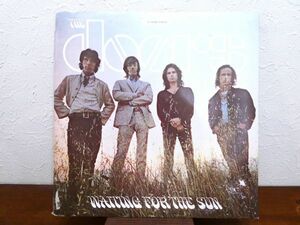 S) THE DOORS ドアーズ 「 WAITING FOR THE SUN 」 LPレコード 国内盤 P-10500E @80 (Z-32)